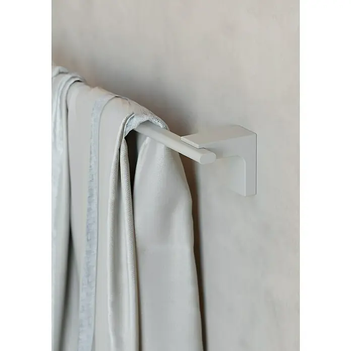 Creabath Elegance Toallero de barra - 35,6 cm, Gris silk - Toalla colgada en un moderno toallero blanco fijado a la pared.