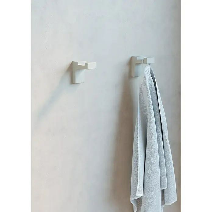 Creabath Elegance Colgador de baño - L x Al: 5,3 x 5 cm, Número de ganchos: 1 ud., Gris silk - Dos colgadores de toallas blancos en una pared, uno con una toalla gris. Accesorio de baño práctico y moderno.