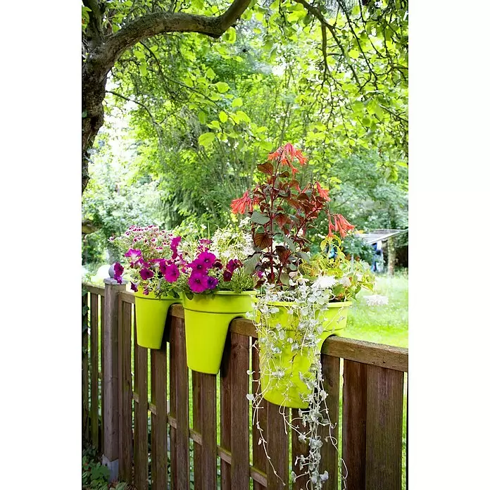 KHW Geländertopf Flowerclip - Außenmaß (Ø x H): 27 x 27,5 cm, Kunststoff, Grün - Neon-grüne Kunststoff-Zaunpflanzer hängen an einem Holzzaun, gefüllt mit Blumen und Hängepflanzen.