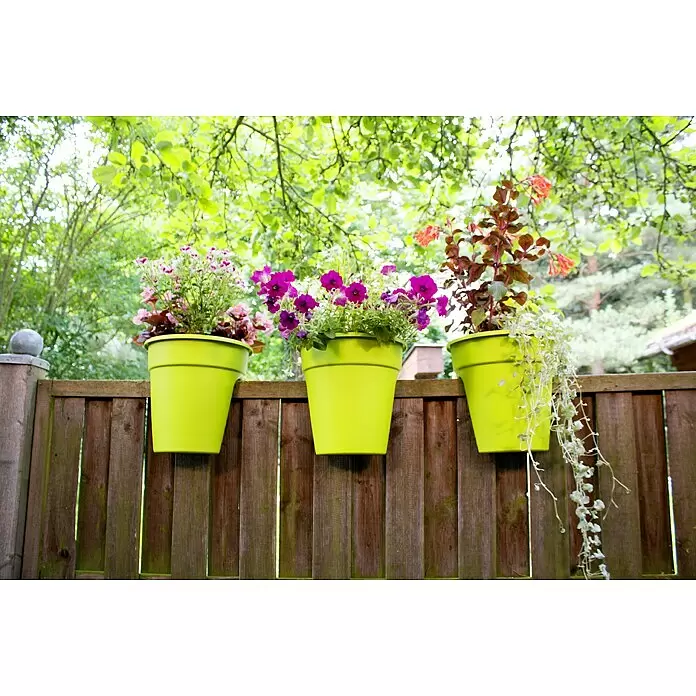 KHW Geländertopf Flowerclip - Außenmaß (Ø x H): 27 x 27,5 cm, Kunststoff, Grün - Drei leuchtend grüne Hängetöpfe mit bunten Blumen an einem Holzzaun.