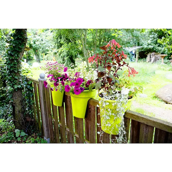 KHW Geländertopf Flowerclip - Außenmaß (Ø x H): 27 x 27,5 cm, Kunststoff, Grün - Dekorativer Zaun mit bunten Blumen in leuchtend grünen Töpfen, die eine fröhliche und einladende Atmosphäre schaffen.
