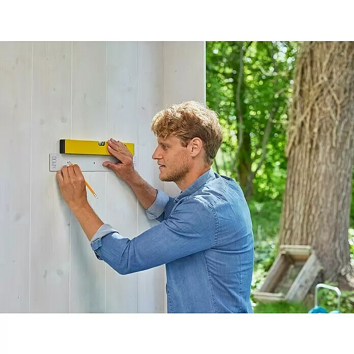 Gardena Halterung Flex - 10 kg, Kunststoff - Mann markiert Bohrpunkte an einer Holzwand mit gelber Wasserwaage und Markierhilfe zum präzisen Aufhängen.