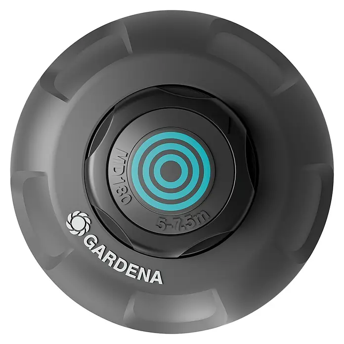Gardena Sprinklersystem Turbinenversenkregner MD180 - Max. Regnerfläche: 180 m², Rasenbewässerung - Nahaufnahme eines Gardena Vielflächenregners mit blauen Kreisen in der Mitte und dem Gardena Logo unten links.