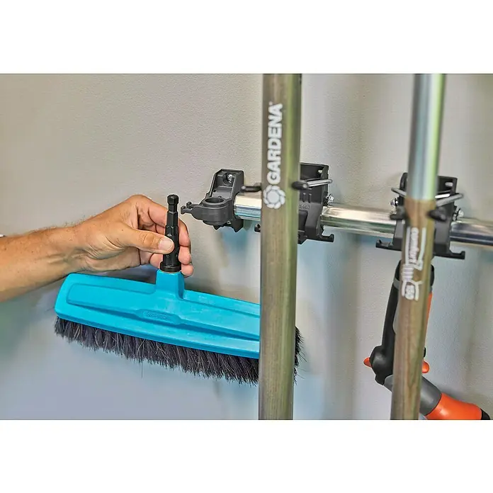 Gardena Halterung Plus - Traglast: 10 kg - Die Gardena Bürste mit dem praktischen Haltersystem wird an der Wand befestigt. Ideal für die Garage oder den Geräteschuppen zur Aufbewahrung.