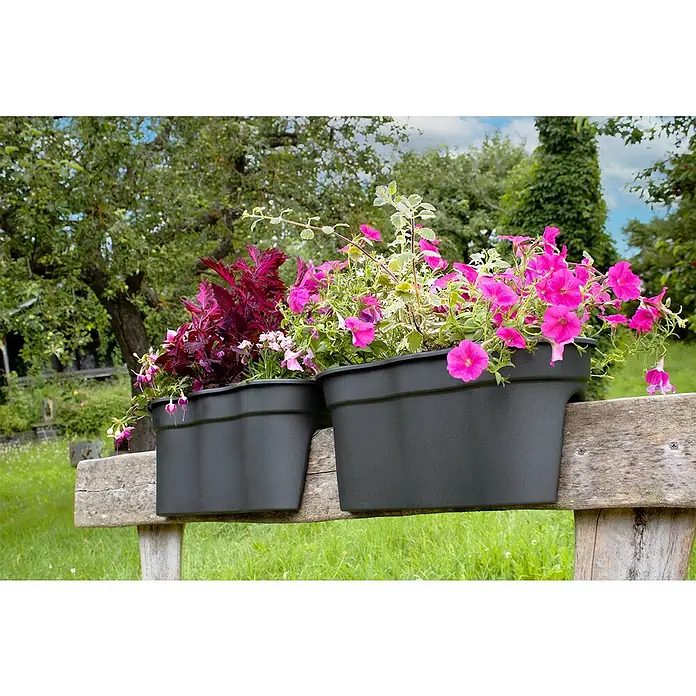 KHW Geländerkasten Flowerclip XL - Außenmaß (L x B x H): 57,5 x 27,7 x 27,5 cm, Kunststoff, Anthrazit - Zwei schwarze Pflanzkästen mit bunten Blumen schmücken eine Holzbank im Garten und bringen Farbe in die grüne Umgebung.