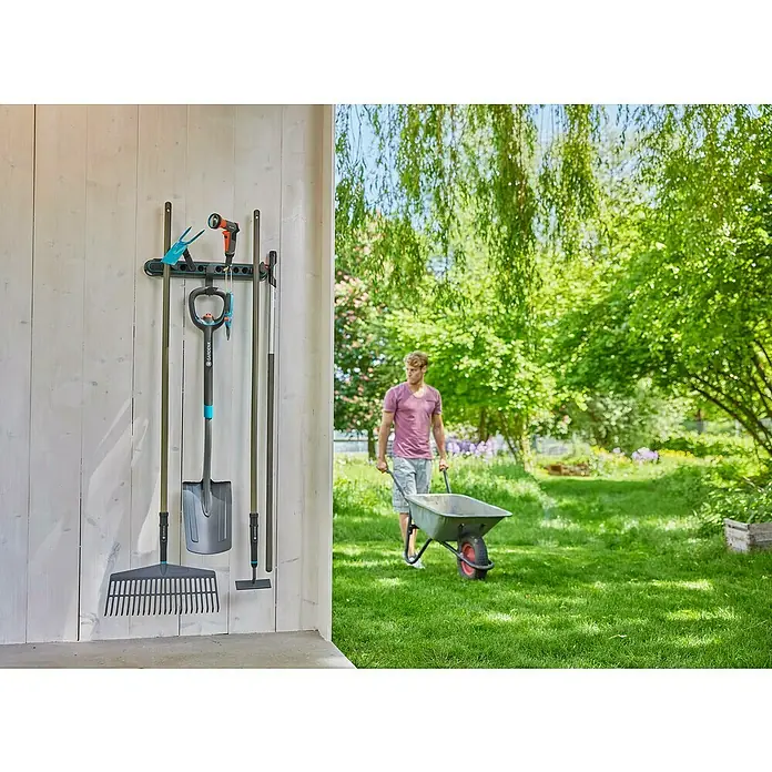 Gardena Besenstielhalter Flex - 2 Stk. - Gartengeräte-Wandhalterung mit verschiedenen Werkzeugen wie Spaten, Rechen und einer Gartenspritze, ideal für die ordentliche Aufbewahrung.