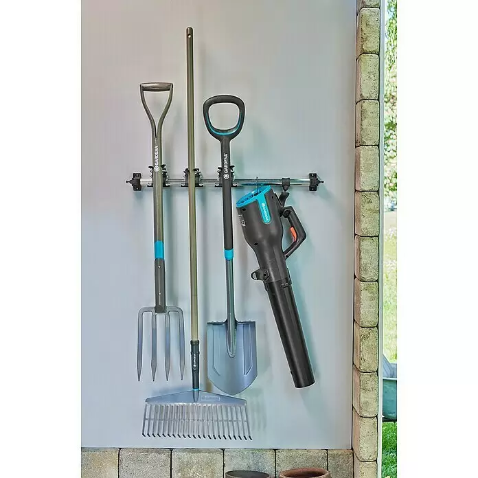 Gardena Halterung Set Einzelhalter & Einzelhaken - Traglast: 10 kg, Aluminium - Gartengeräte von Gardena, darunter ásóvilla, lapát, gereblye und lombfúvó, ordentlich an einer Wandhalterung aufbewahrt.