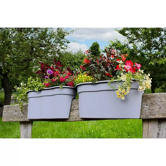 KHW Geländerkasten Flowerclip XL - Außenmaß (L x B x H): 57,5 x 27,7 x 27,5 cm, Kunststoff, Grau - Zwei graue Blumenkästen mit bunten Blumen, hängend an einem Holzzaun im Garten.