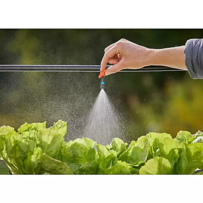 Gardena Micro-Drip Nebeldüse - 1/2" x 13 mm - Hand justiert orange-schwarze Sprühdüse, bewässert grünen Salat mit feinem Nebel.