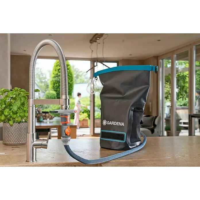 Gardena Gartenschlauch Liano Xtreme Set mit Hahnverbinder & Aufbewahrungstasche - 7 -tlg., Kunststoff - Das Gardena Akku-Gartendusche-Set mit faltbarem Wasserbehälter zum Reinigen und Bewässern im Garten, auf Reisen oder beim Camping.