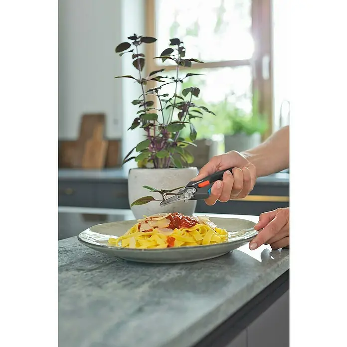 Gardena Schere GripCut - Länge: 15,6 cm - Die Gardena Kräuterschere im Einsatz, um frische Kräuter über ein köstliches Pasta-Gericht zu schneiden. Ein kulinarisches Highlight.
