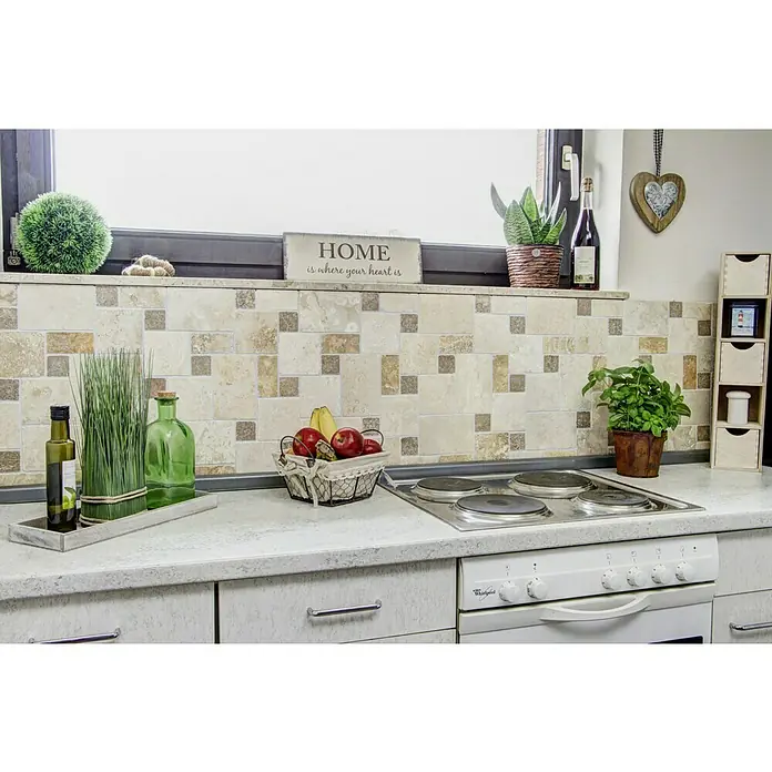Mosaikfliese Mix Travertine XNT 40602 - 30,5 x 30,5 cm, Beige, Matt - Küchenstillleben mit Herd, frischem Obst und Dekorationen, die eine gemütliche Atmosphäre schaffen und die Küche zum Herzstück des Hauses machen.