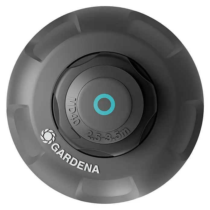 Gardena Sprinklersystem Turbinenversenkregner MD40 - Max. Regnerfläche: 40 m², Rasenbewässerung - Nahaufnahme des GARDENA Vielflächenregners, mit Fokus auf die Einstellungen für die Bewässerungsfläche und das GARDENA Logo.