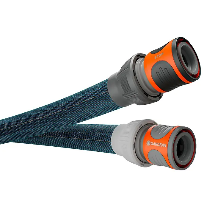 Gardena Gartenschlauch Liano Xtreme Set - 30 m, Schlauchdurchmesser: 19 mm - Nahaufnahme eines flexiblen Textilschlauchs von Gardena mit "Stop"-Anschluss, ideal für Bewässerung und Gartengeräte.