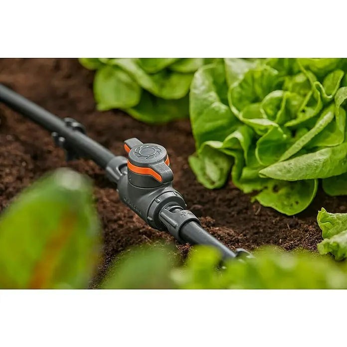 Gardena Micro-Drip Válvula de regulación 13 mm (1/2") - 13 mm, Plástico - Primer plano de un sistema de microgoteo Gardena con válvula para riego preciso de plantas.