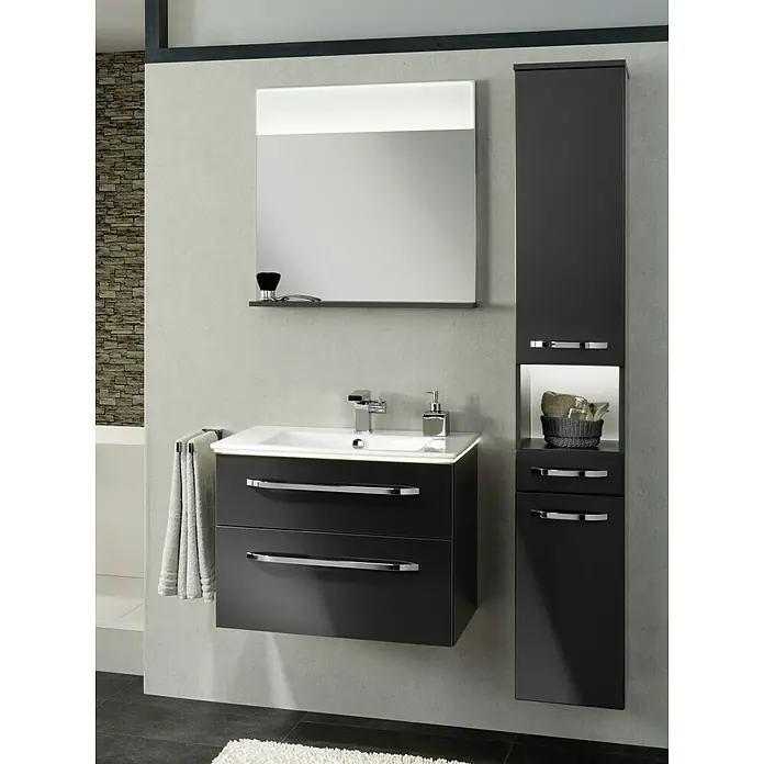 Camargue Star Hochschrank - 30,4 x 32,5 x 181,6 cm, Grafit, DIN Anschlag: Rechts - Badezimmer-Interieur mit modernem, dunklem Waschtisch mit zwei Schubladen, einem beleuchteten Spiegel und einem passenden Hochschrank für ein stilvolles Ambiente.