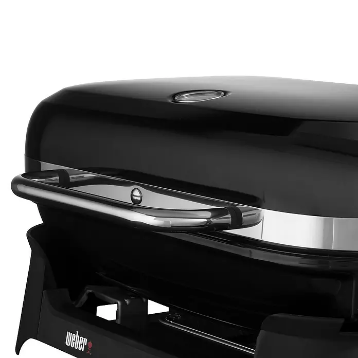 Weber Barbacoa eléctrica Lumin 2000 - Superficie de la parrilla (An x Pr): 49 x 33 cm, 2,2 kW, Negro - Primer plano de una parrilla Weber negra que muestra su diseño elegante y moderno con un enfoque en los detalles y la calidad de los materiales.