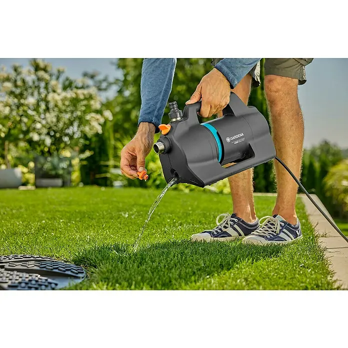 Gardena Gartenpumpe 4300 Silent - 650 W, Max. Fördermenge: 4.300 l/h - Der Mann entleert eine GARDENA 4300 Silent Hauswasserpumpe im Garten. Ideal zur Bewässerung und Hauswasserversorgung.