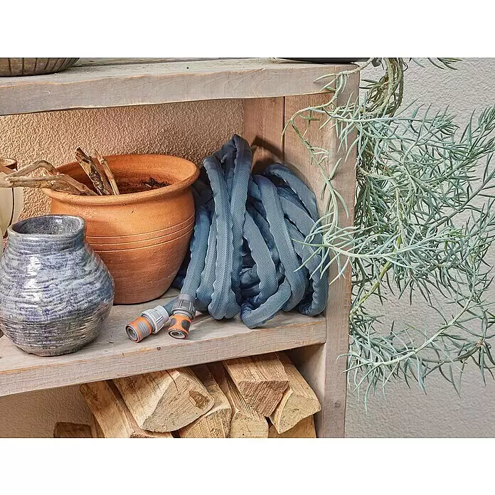 Gardena Gartenschlauch Liano Xtreme Set - 30 m, Schlauchdurchmesser: 19 mm - Blauer Stoff-Gartenschlauch mit Schnellkupplungen, auf einem Holzregal aufgerollt.
