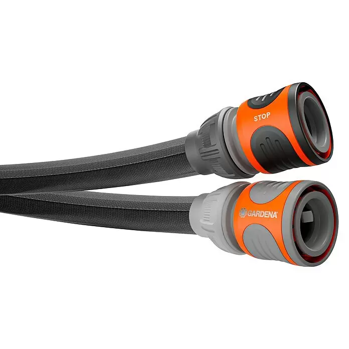 Gardena Gartenschlauch Liano Life Set - 15 m, Schlauchdurchmesser: 13 mm - Zwei orange-graue Gardena Schlauchverbinder, einer mit Stopp-Funktion, an dunkelgrauen Stoffschläuchen befestigt.
