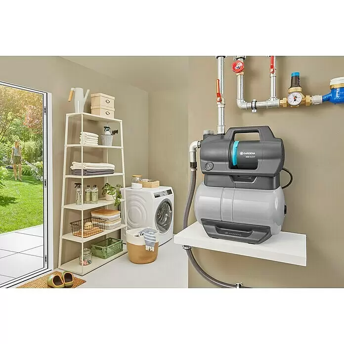Gardena Hauswasserwerk 3900 Silent - 650 W, Max. Fördermenge: 3.900 l/h, Max. Druck: 4,3 bar - Graue Gardena 3900 Silent Wasserpumpe, an Rohre in einem Hauswirtschaftsraum angeschlossen, zur Gartenbewässerung.