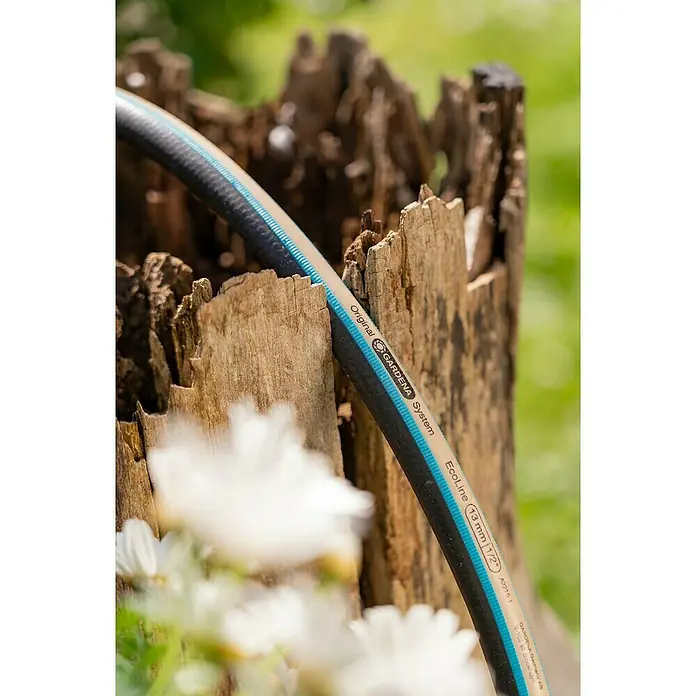 Gardena EcoLine Gartenschlauch - 20 m - Nahaufnahme eines Gardena EcoLine Gartenschlauchs (13 mm 1/2") vor einem Baumstumpf, ideal für die Gartenbewässerung.