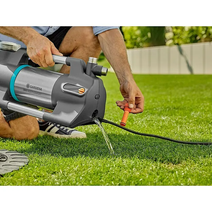 Gardena Gartenpumpe 6500 SilentComfort1.300 W, Max. Fördermenge: 6.500 l/h - Nahaufnahme einer Gardena 6500 SilentComfort Gartenpumpe in Gebrauch, ideal für leise und effiziente Gartenbewässerung.
