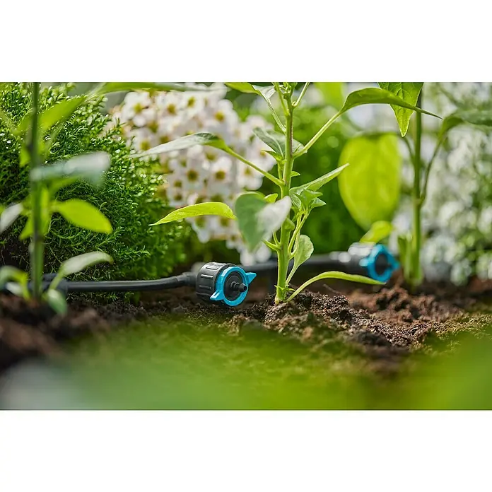 Gardena Micro-Drip Gotero lineal regulable - 5 ud., Caudal de agua máx.: 8 l/h - Primer plano de un sistema de riego en el jardín que suministra agua a las plantas. Riego óptimo del jardín con tubos y conectores.