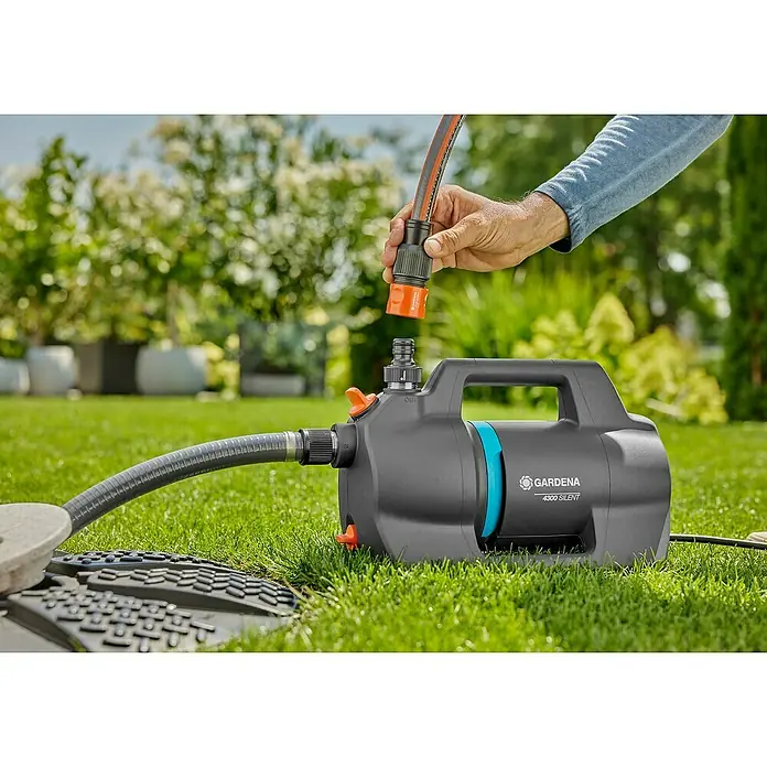 Gardena Gartenpumpe 4300 Silent - 650 W, Max. Fördermenge: 4.300 l/h - Eine Gardena 4300 Silent Gartenpumpe wird an einen Gartenschlauch angeschlossen, um eine einfache und leise Bewässerung zu ermöglichen.