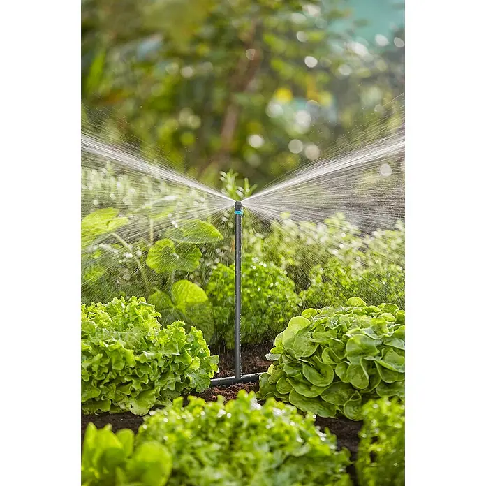 Gardena Micro-Drip Tubo prolongador para boquillas pulverizadoras - 5 ud., Largo: 20 cm - Sistema de riego con aspersor en un huerto, regando uniformemente las lechugas. Riego óptimo para un crecimiento saludable en el jardín.