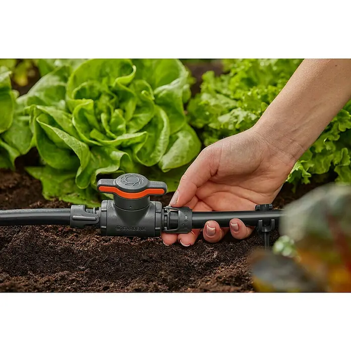 Gardena Micro-Drip Válvula de regulación 13 mm (1/2") - 13 mm, Plástico - Primer plano de las válvulas de cierre Micro-Drip-System de GARDENA, que permiten un riego preciso en el jardín.