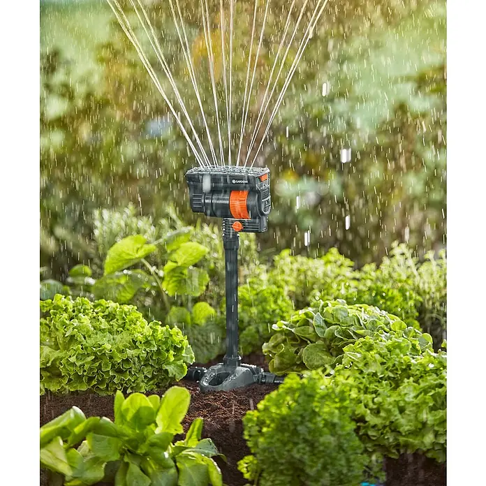Gardena Micro-Drip Tubo prolongador para OS 90 - 2 ud., Largo: 20 cm - El aspersor multisuperficie Gardena en acción, irrigando lechugas verdes. Riego con chorros de agua precisos para una humectación uniforme.