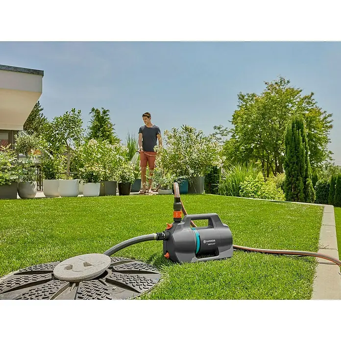 Gardena Gartenpumpe 4200 Silent - 600 W, Max. Fördermenge: 4.200 l/h - Gardena Gartenpumpe mit Regentonnen-Anschluss zum Bewässern des Gartens. Bewässerung aus Zisternen und Regentonnen mit großer Leistung.