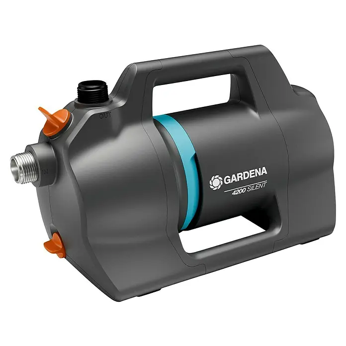Gardena Gartenpumpe 4200 Silent - 600 W, Max. Fördermenge: 4.200 l/h - Das Bild zeigt eine Gardena 4200 Silent Gartenpumpe in Grau, mit blauen Akzenten und orangefarbenen Bedienknöpfen.