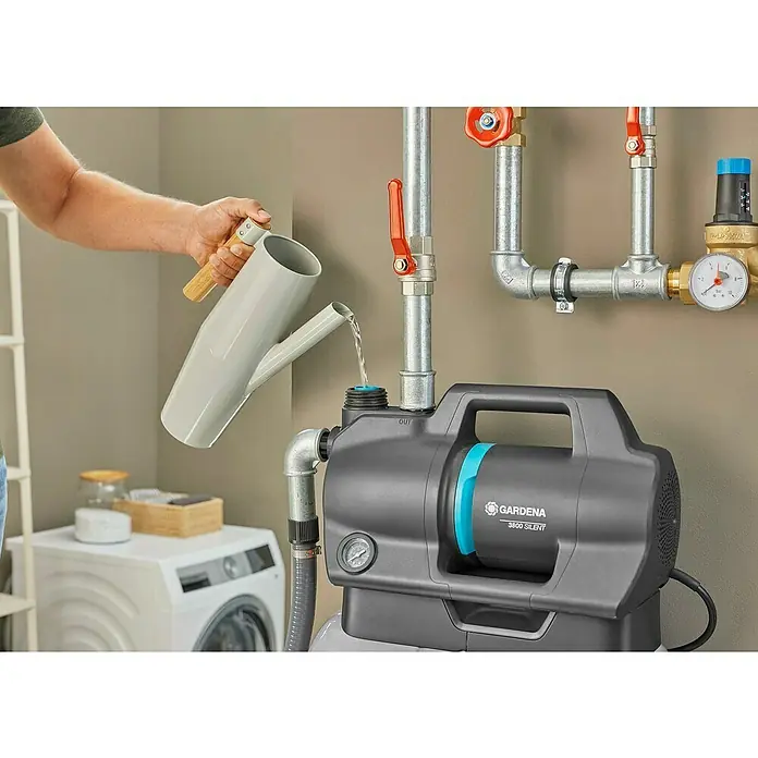 Gardena Hauswasserwerk 3800 Silent - 600 W, Max. Fördermenge: 3.800 l/h, Max. Druck: 3,9 bar - Gießkanne befüllt eine Gardena 3800 Silent Hauswasserwerk Pumpe. Optimale Bewässerung im Haus & Garten mit leisem Betrieb, für langanhaltende Freude.