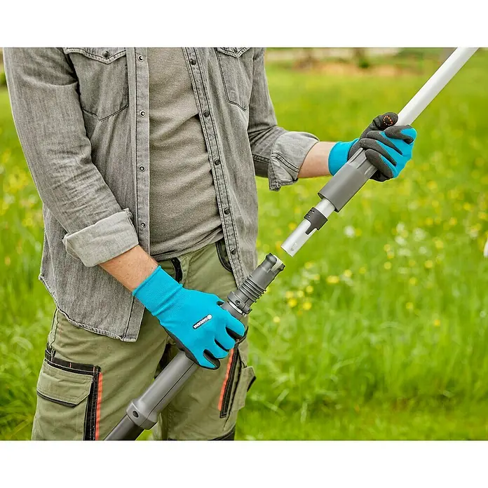 Gardena Power for All 18V Cortarramas de jardín HighCut 360/18V P4A - 18 V, Sin batería, Grosor de rama máx.: 28 mm, Largo: 360 cm - Una persona está montando una extensión de mango telescópico Gardena, diseñada para extender las herramientas de jardinería, asegurando una jardinería cómoda y segura en altura.