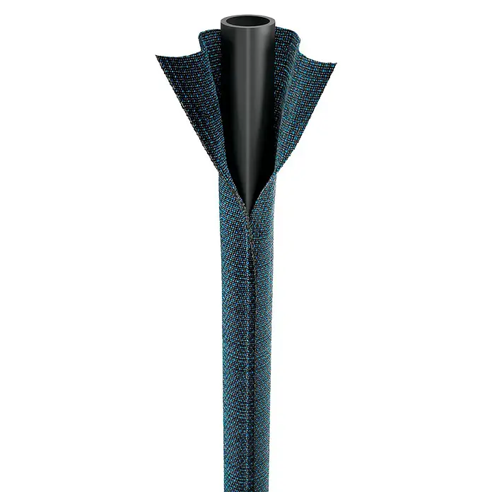 Gardena Gartenschlauch Liano Xtreme Set - Schlauch, Wasserstop, Schlauchverbinder, 2x Hahnverbinder, Bewässerungsbrause - Schwarzes Rohr mit einem flexiblen, strukturierten blauen Schutzschlauch, der teilweise offen ist und die Rohroberfläche zeigt.