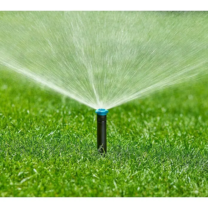 Gardena Sprinklersystem Aspersor emergente SD30 - Superficie de rociador máx.: 30 m², Riego de césped - Aspersor de césped en acción. El aspersor emergente riega el césped verde con una fina pulverización, asegurando una distribución uniforme.