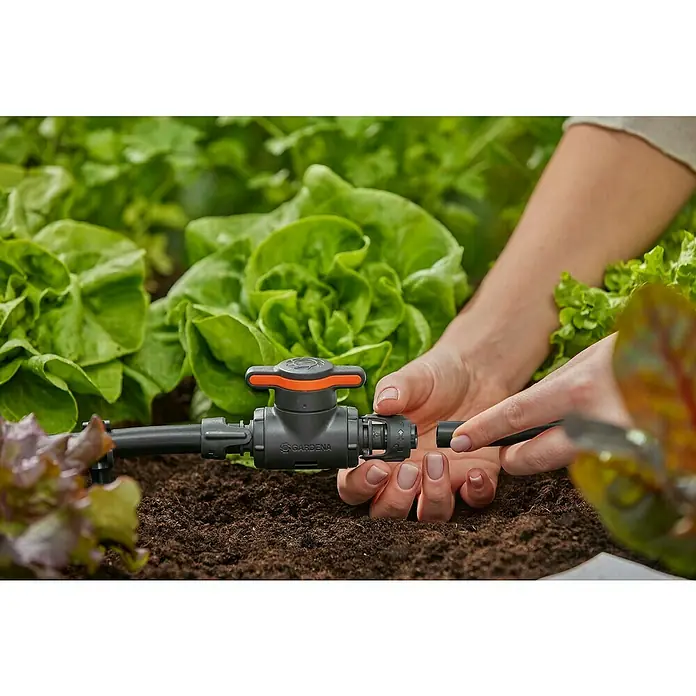 Gardena Micro-Drip Válvula de regulación 13 mm (1/2") - 13 mm, Plástico - Gardena Micro-Drip-System: Una persona conecta una tubería de riego a una válvula en un macizo de jardín. Riego preciso para plantas sanas.