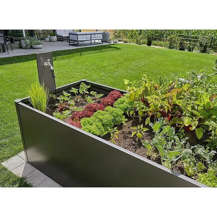 Gardena Micro-Drip Bewässerungs-Set Hochbeet/Beet Start-Set - 35 -tlg., Geeignet für: Reihenbewässerung, 35 Pflanzen - Dunkelgraues Hochbeet aus Metall mit Pflanzen und integriertem Wasserhahnständer in einer Gartenumgebung.