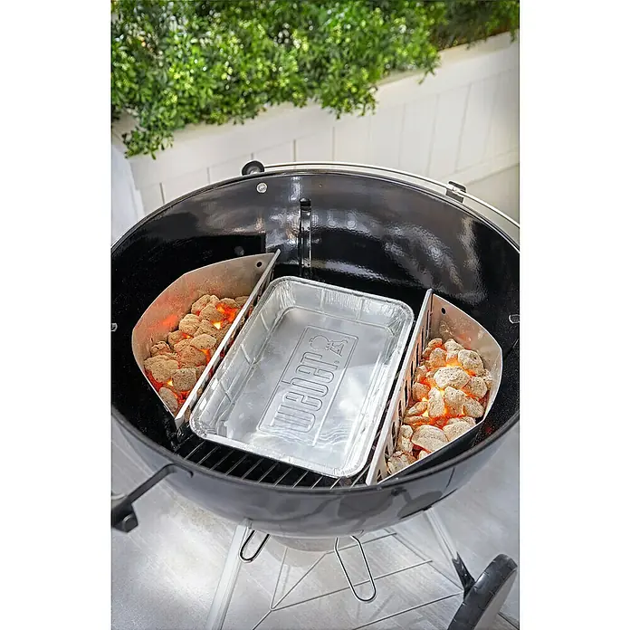 Weber Alu-Tropfschale - L x B x H: 28 x 18 x 5 cm, 10 Stk. - Ein Weber Kugelgrill mit Anzündkaminen und einer Tropfschale, ideal für indirektes Grillen.