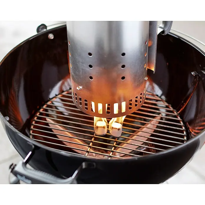 Weber Anzündkamin Rapidfire - Ø x H: 19 x 30 cm - Ein Grillanzünder im Holzkohlegrill entzündet Briketts, um ein schnelles und effizientes Anzünden der Grillkohle zu ermöglichen.