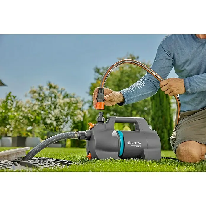 Gardena Gartenpumpe 4200 Silent - 600 W, Max. Fördermenge: 4.200 l/h - Eine Gardena Gartenpumpe 4200 Silent wird an einen Gartenschlauch angeschlossen, um eine effiziente Bewässerung zu gewährleisten.
