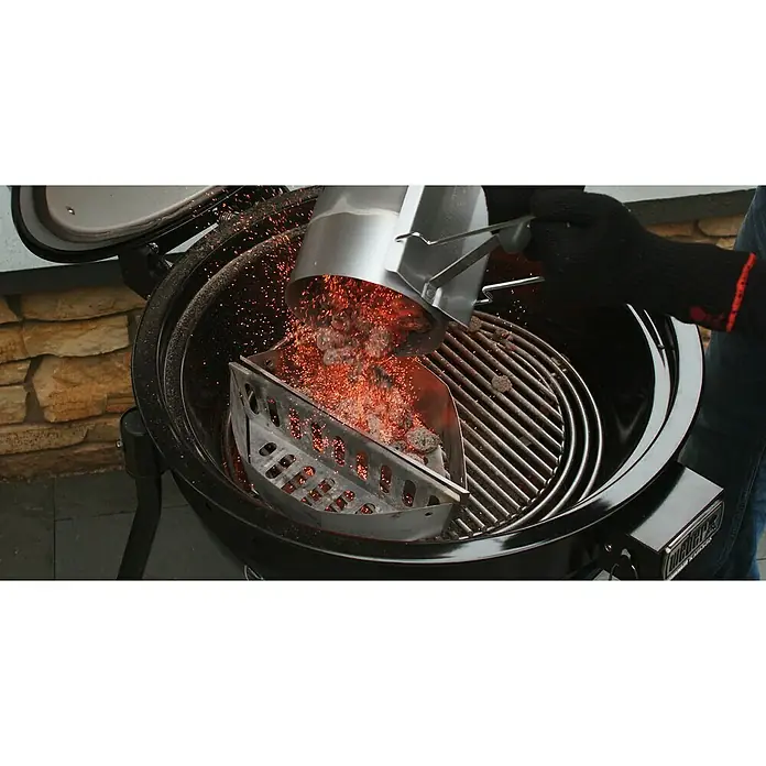 Weber Anzündkamin Rapidfire - Ø x H: 19 x 30 cm - Ein Holzkohlegrill wird mit einem Anzündkamin befüllt, um die Kohle schnell und effizient zu entzünden. Perfekt für Grillliebhaber.