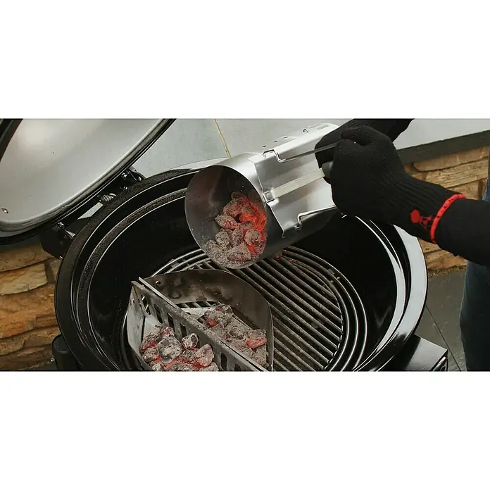 Weber Anzündkamin Rapidfire - Ø x H: 19 x 30 cm - Holzkohlegrill mit Holzkohleanzünder und glühenden Briketts, bereit für ein Barbecue mit Freunden und Familie im Freien.