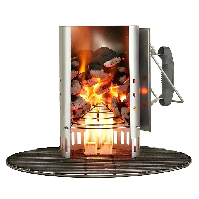 Weber Anzündkamin Rapidfire - Ø x H: 19 x 30 cm - Glühende Holzkohle im Anzündkamin auf einem Grillrost. Perfekt zum schnellen und einfachen Anzünden von Grillkohle für ein optimales Grillergebnis.