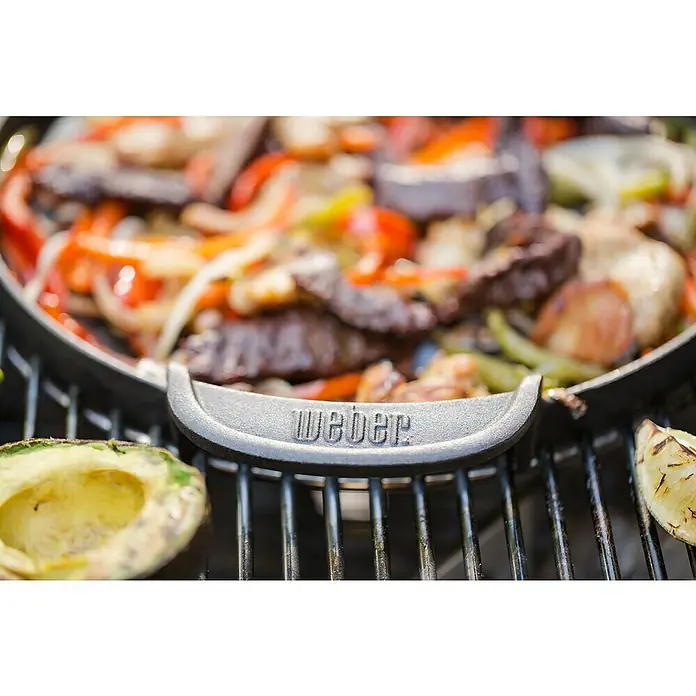 Weber Gourmet BBQ System Plancha - Diámetro: 38,6 cm, Hierro fundido esmaltado - Primer plano de una sartén para parrilla Weber sobre una rejilla, llena de verduras y carne salteadas, junto con aguacate y lima.