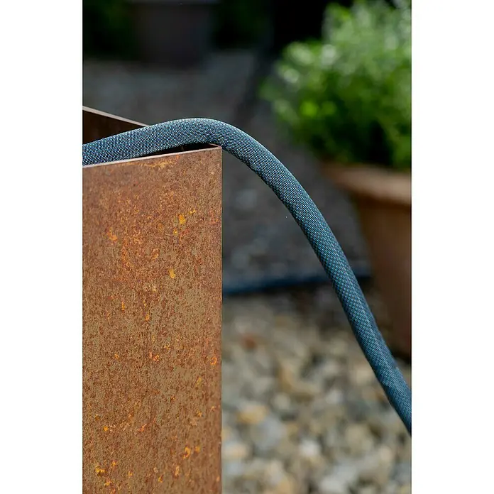 Gardena Gartenschlauch Liano Xtreme Set - 30 m, Schlauchdurchmesser: 19 mm - Rostfarbener Blumenkasten mit blauem, texturiertem Gartenschlauch.