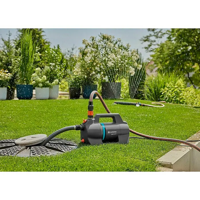 Gardena Gartenpumpe 4300 Silent - 650 W, Max. Fördermenge: 4.300 l/h - Die GARDENA 4000 Silent Gartenpumpe im Einsatz, umgeben von üppigem Grün, zeigt ihre Effizienz und leise Leistung bei der Bewässerung.