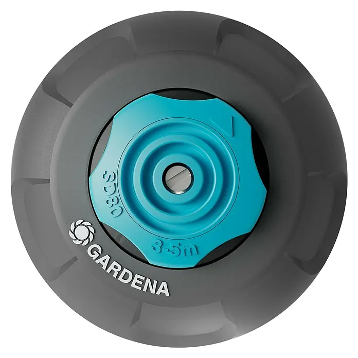 Gardena Sprinklersystem Turbinenversenkregner Pop-up SD80 - Max. Regnerfläche: 80 m², Rasenbewässerung - Nahaufnahme eines Gardena SD30 Vielflächenregners in Grau und Türkis mit den Aufschriften SD30 und Gardena.